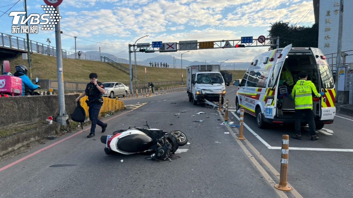 小貨車闖紅燈撞死機車騎士。（圖／TVBS）