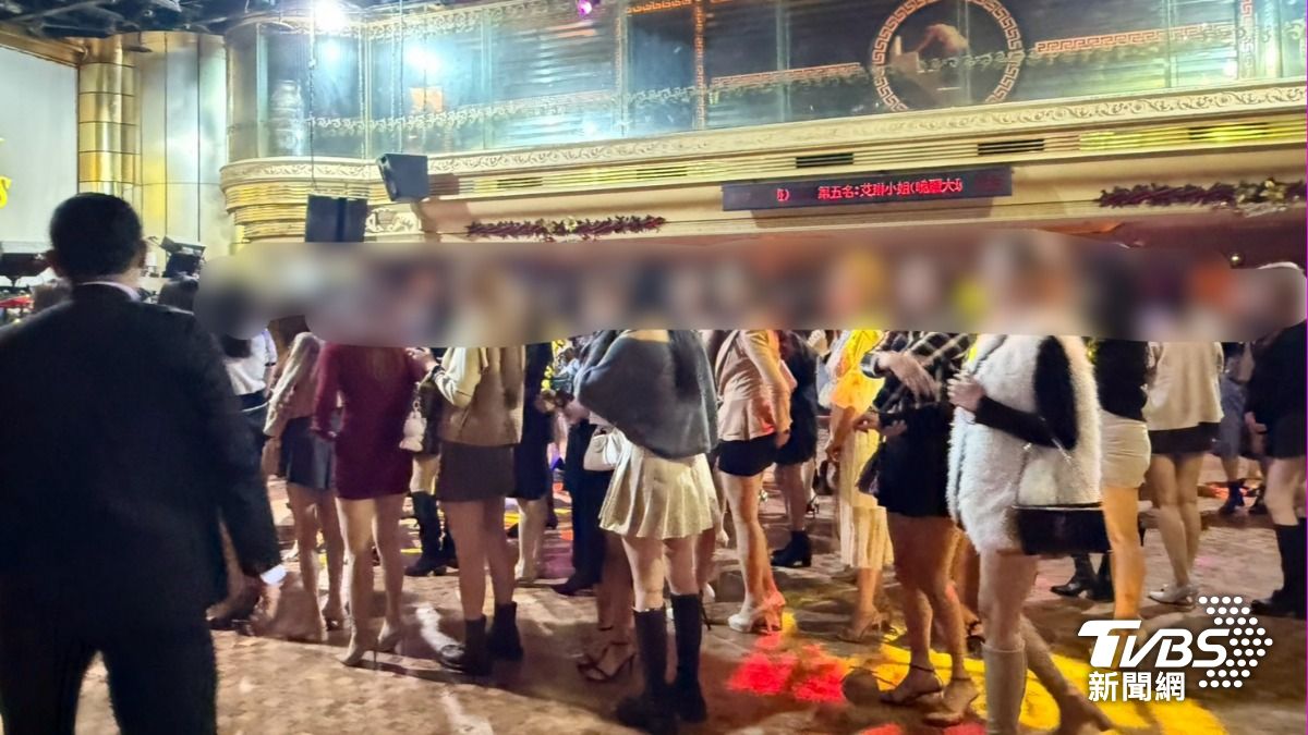 身材火辣小姐們穿著清涼露美腿一字排開。（圖／TVBS）