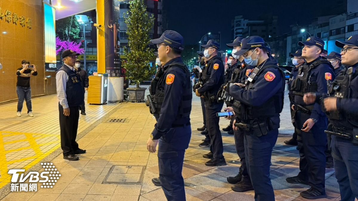 高雄警方動員17個分局、525名警力前往酒店、舞廳稽查。（圖／TVBS）