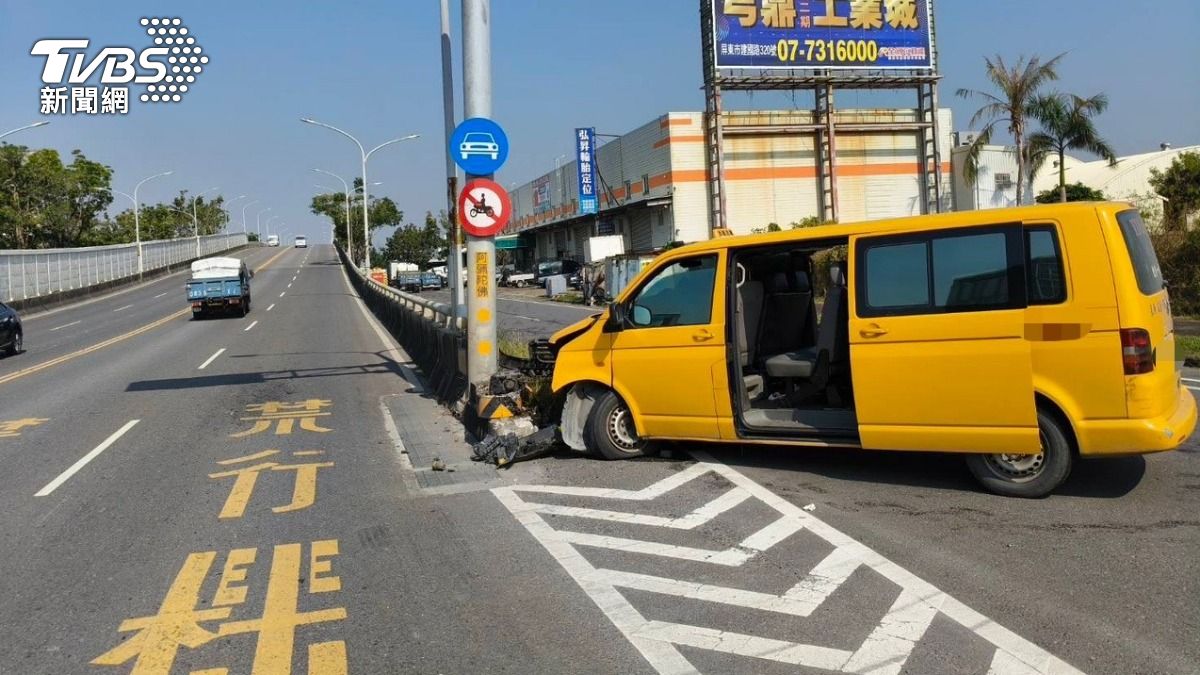 高雄大寮區光明路三段一輛計程車不明原因自撞分隔島。（圖／TVBS）