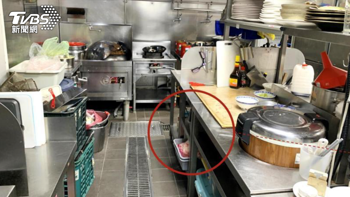 寶林茶室Ａ13店廚房粿條常溫放置。（圖／TVBS）