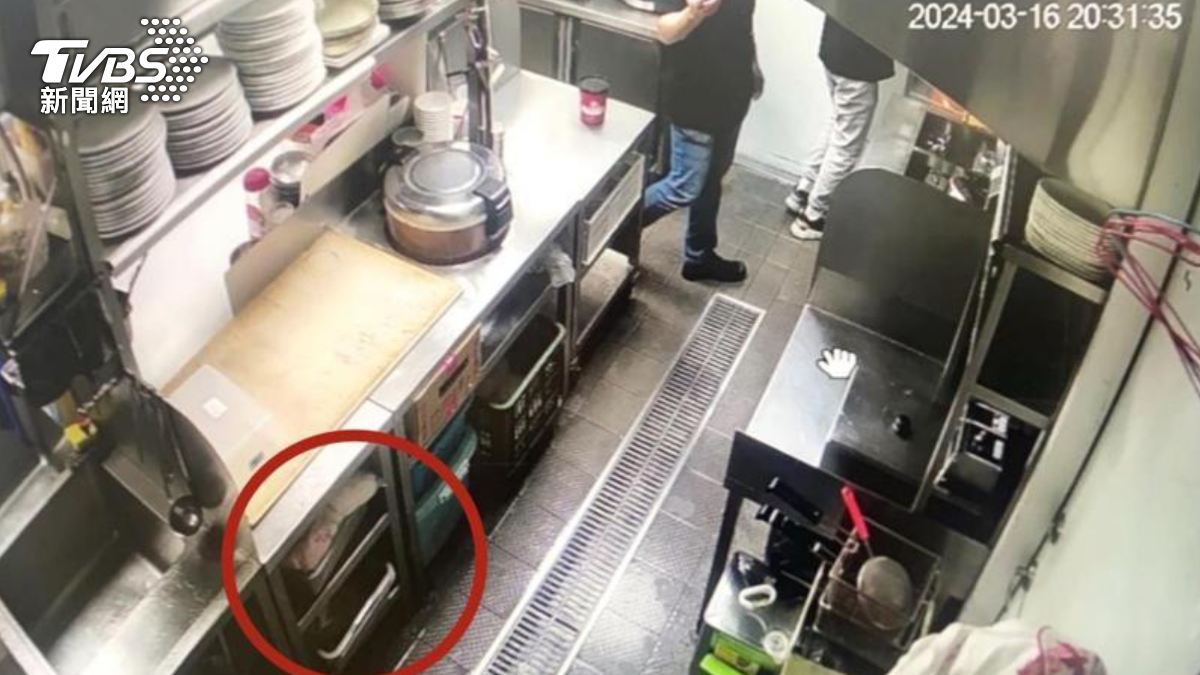 寶林茶室Ａ13店廚房粿條常溫放置。（圖／TVBS）