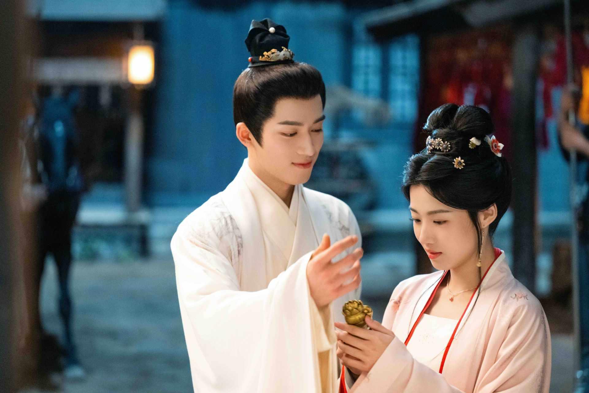 王星越（左）首搭檔盧昱曉，互搶生意相愛相殺。（圖／Netflix提供）