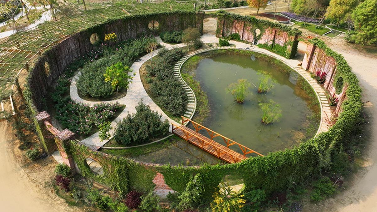 台南「雅聞湖濱療癒森林」擁有全台最大玫瑰花園。（圖／翻攝自雅聞倍優官網）