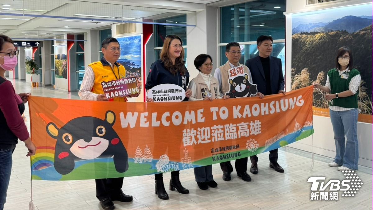 高閔琳及許智傑服務團隊在機場發上給首航旅客迎賓紀念品。（圖／林雅婷攝）