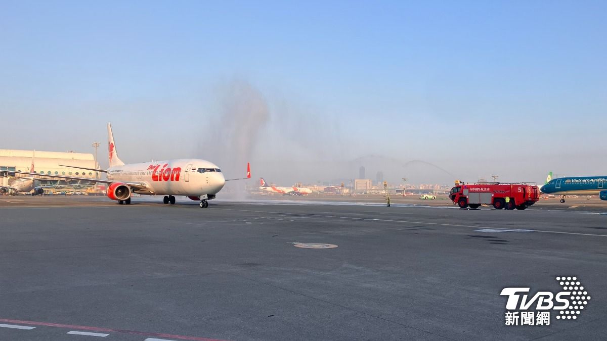 消防車噴水迎接首航班機。（圖／林雅婷攝）