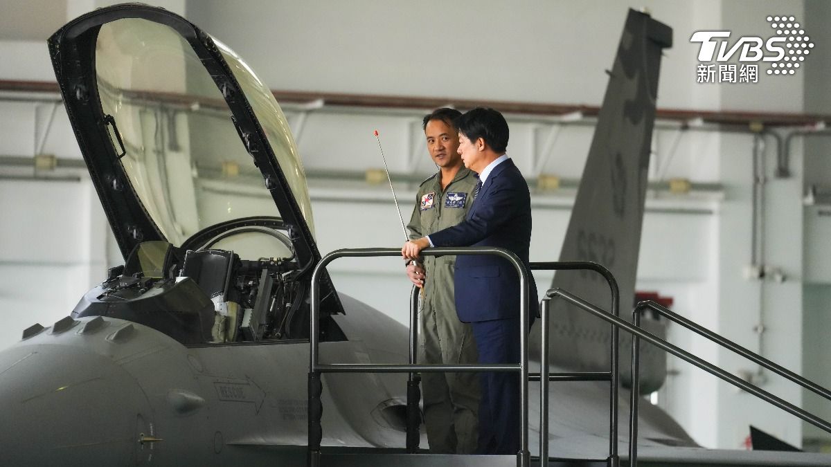 春節將至，總統賴清德今（21）日到台東勗勉國軍，不只視察陸軍實施操演，也到空軍第7聯隊跟官兵共進午餐，慰勉官兵應對共軍擾台的辛勞。（圖／華子琛攝）