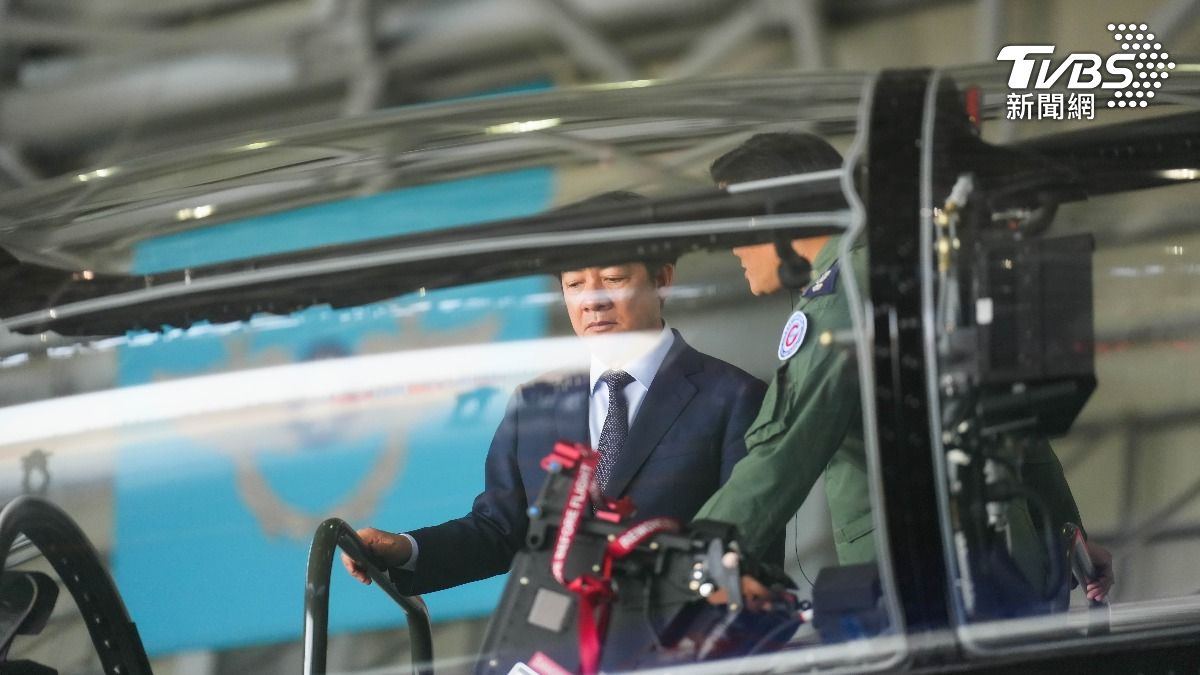 春節將至，總統賴清德今（21）日到台東勗勉國軍，不只視察陸軍實施操演，也到空軍第7聯隊跟官兵共進午餐，慰勉官兵應對共軍擾台的辛勞。（圖／華子琛攝）