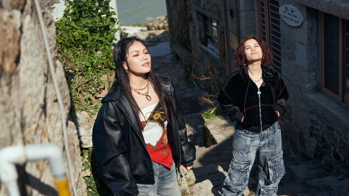 阿布絲（左）找來Majin合作。（圖／華納音樂提供）