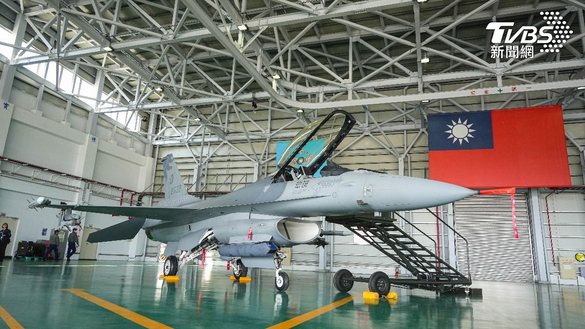 春節將至，總統賴清德今（21）日到台東勗勉國軍，不只視察陸軍實施操演，也到空軍第7聯隊跟官兵共進午餐，慰勉官兵應對共軍擾台的辛勞。（圖／華子琛攝）