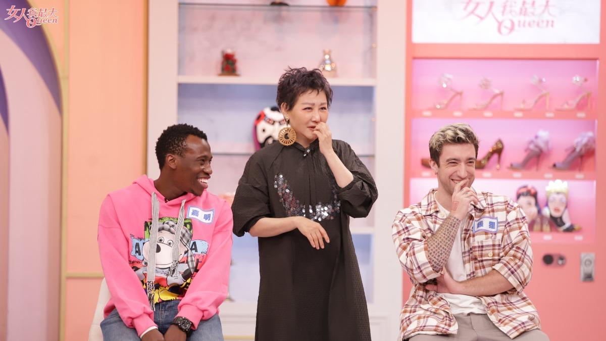 藍心湄（中）和節目來賓嘉明（左）、餒狸被5位媽媽的少女心逗到樂不可支。（圖／TVBS）