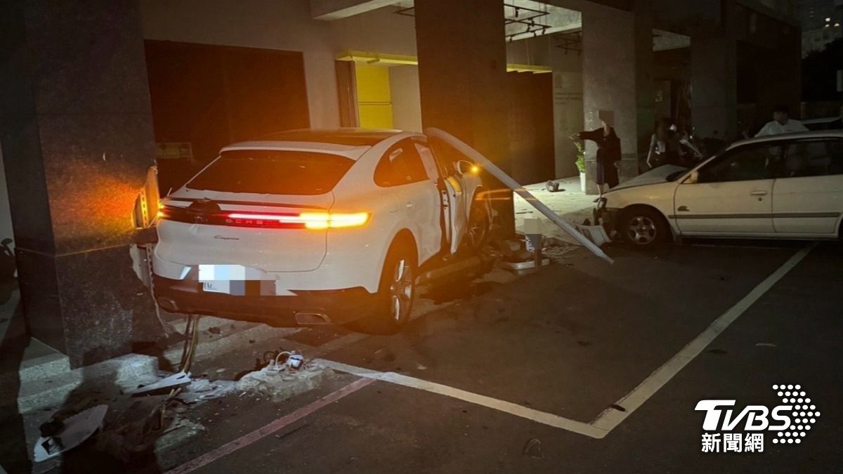 路燈還整個斜躺在保時捷上。（圖／TVBS）