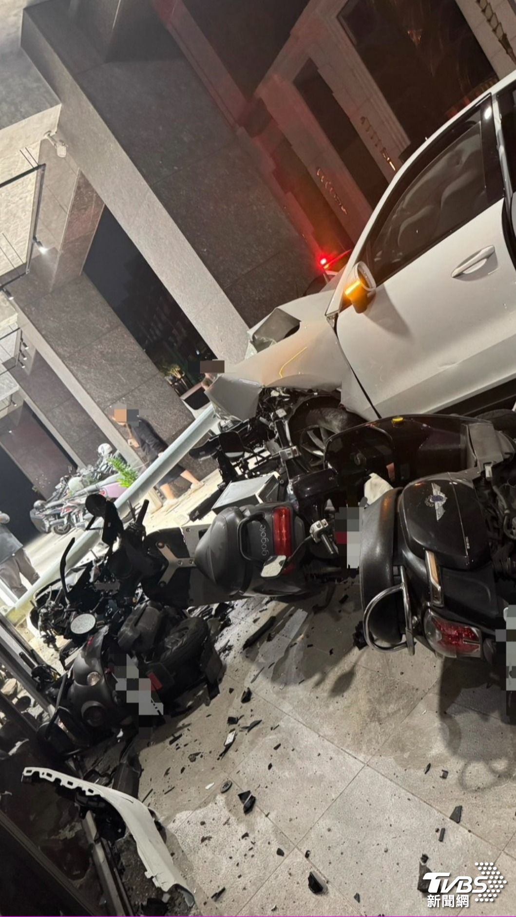 事故現場車輛零件掉落一地。（圖／TVBS）