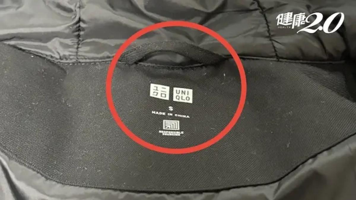 衣領後方的小圈圈看似不起眼卻充滿實用性。（圖／健康2.0）
