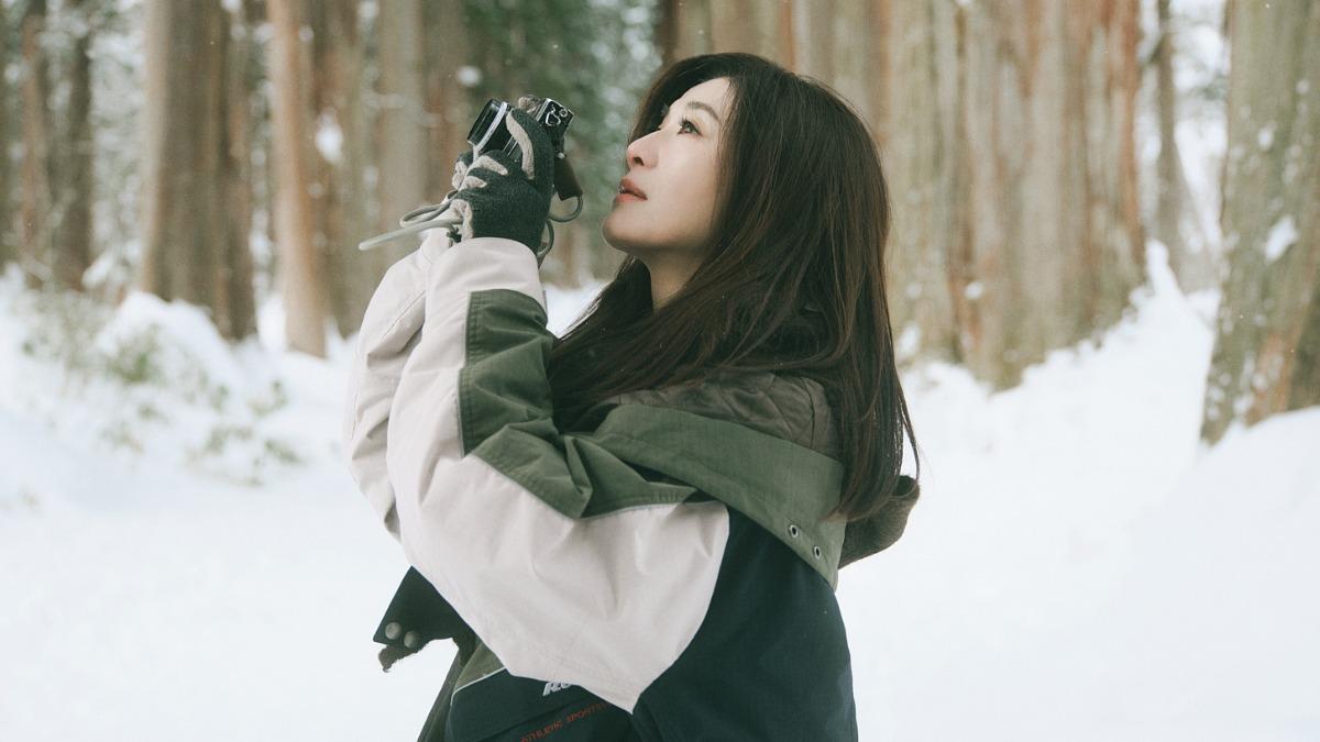 蘇慧倫漫步雪中取景，畫面浪漫唯美。（圖／相信音樂提供）