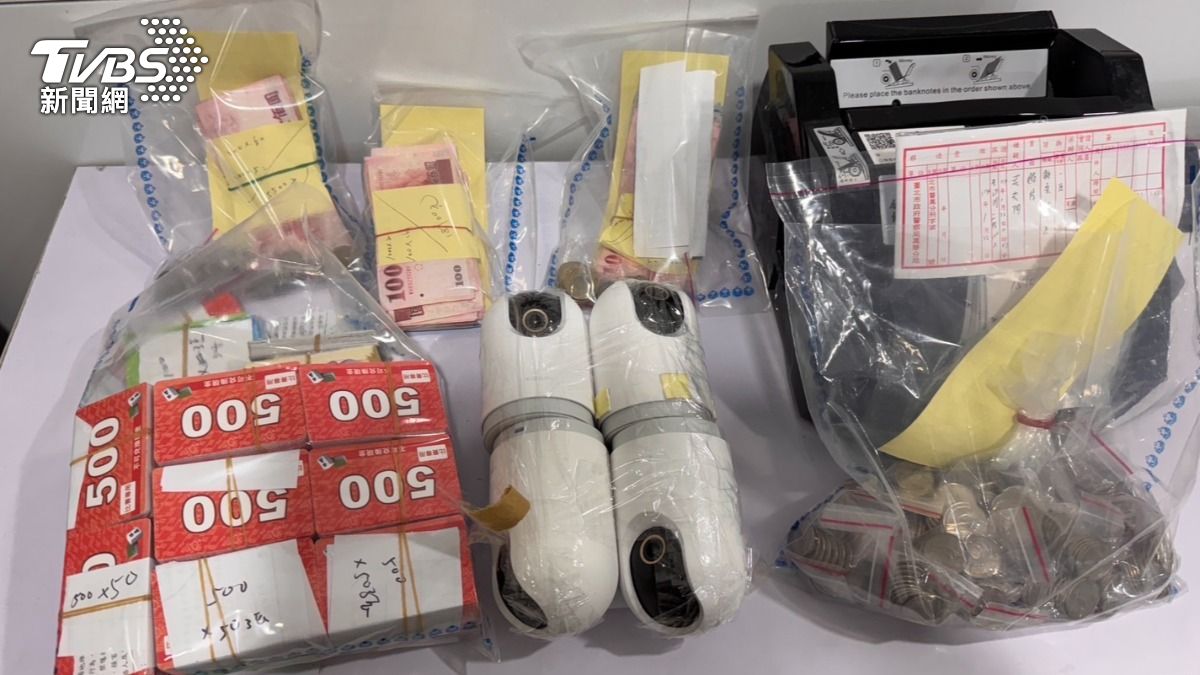 現場查獲現金、籌碼等證物。（圖／TVBS）