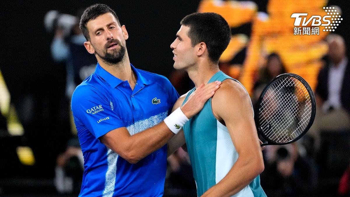 喬科維奇抱傷鏖戰3小時37分鐘，才以3：1擊退艾卡拉茲。（圖／達志影像美聯社）