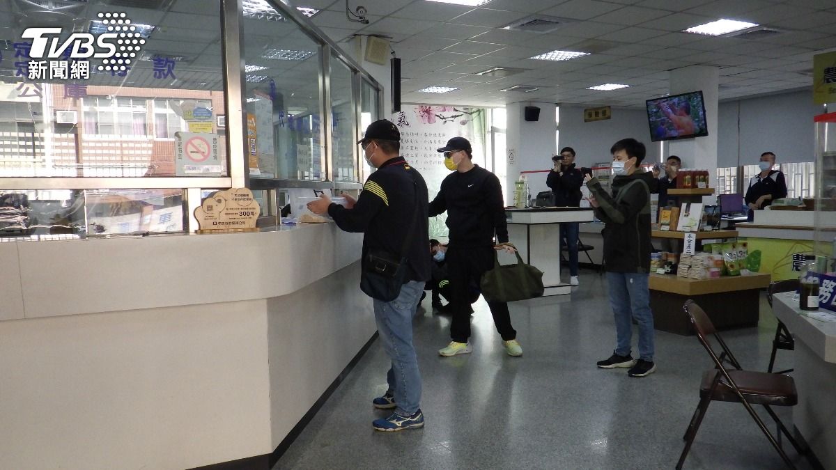 警方假扮歹徒前往農會進行行搶演練。（圖／TVBS）