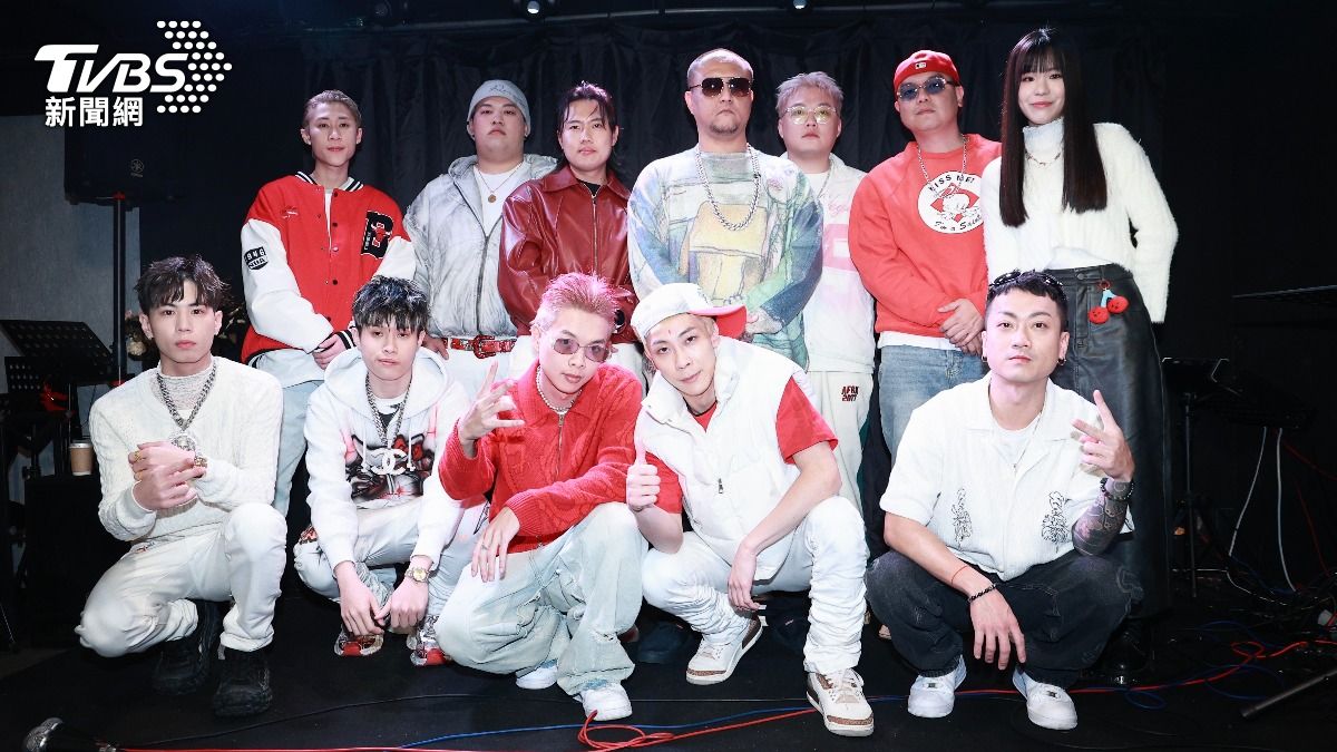 洋蔥（後排左三）和混血兒娛樂蕭豐稷率領旗下藝人出席感恩餐會。（圖／黃城碩攝）