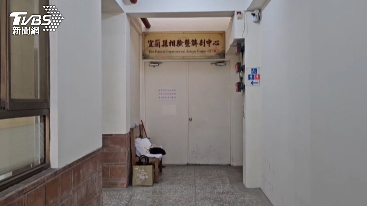 檢方相驗男嬰遺體，以釐清是否為虐待致死。（圖／TVBS）