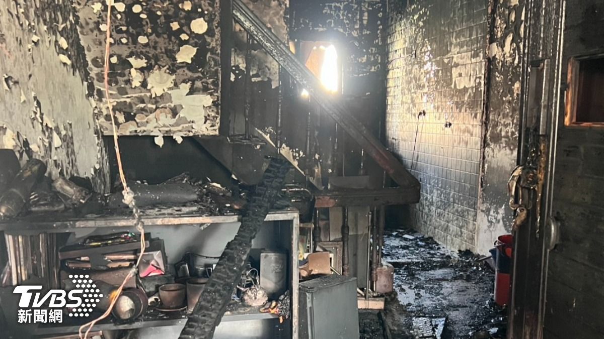 四樓的6隻寶貝寵物鸚鵡全葬身火窟。（圖／TVBS）