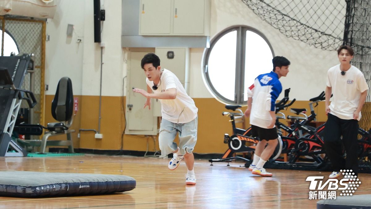 敖犬認真錄節目。（圖／黃城碩攝）