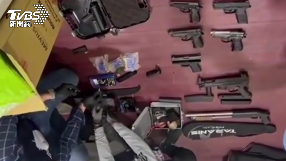 警方在簡男居所查扣多把槍枝。（圖／TVBS）