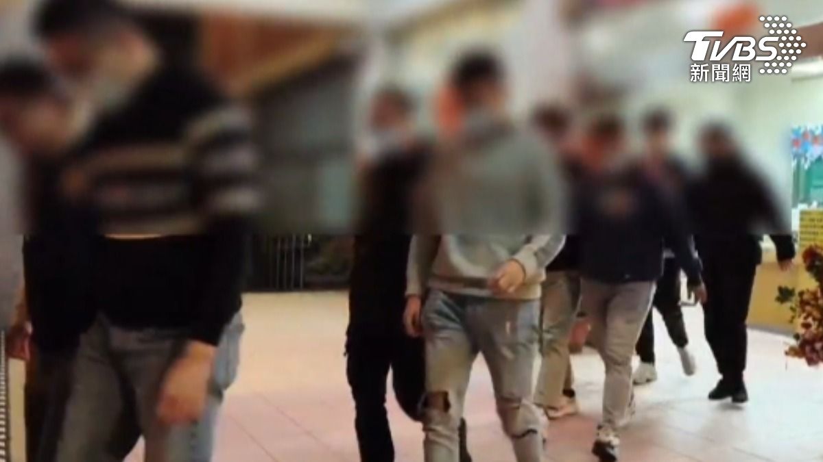 警方速查獲7名互毆男子到案。（圖／TVBS）