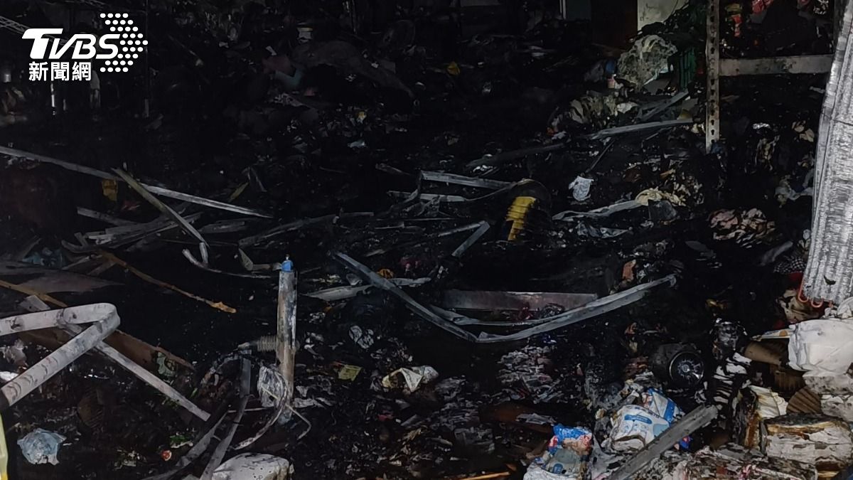 屋內一片焦黑。（圖／TVBS）