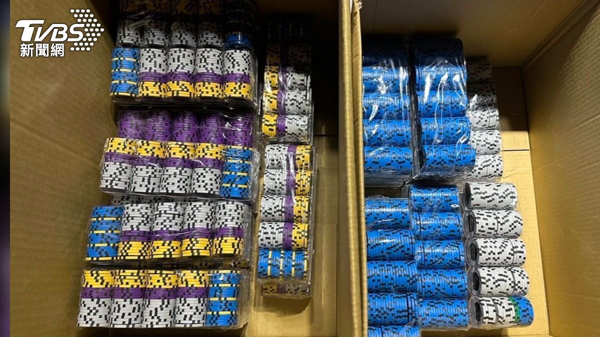 警方查扣籌碼等證物。（圖／TVBS）