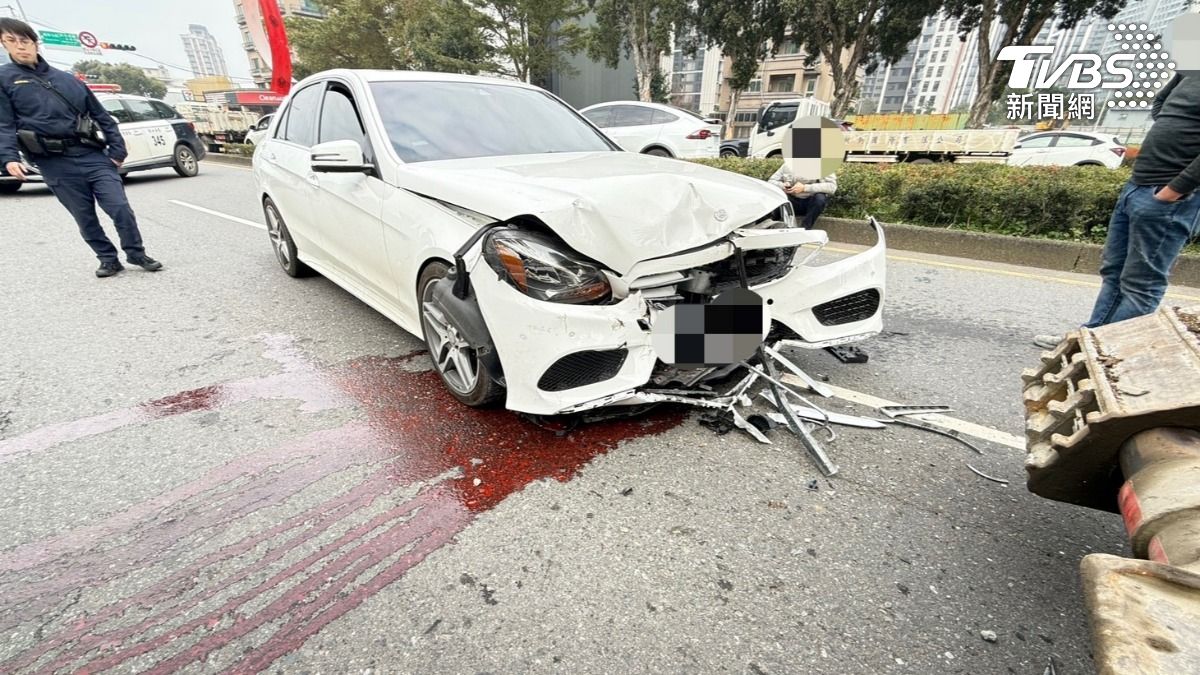 賓士車追撞拖板車，紅色的引擎冷卻水流滿地，看起來相當嚇人。（圖／TVBS）