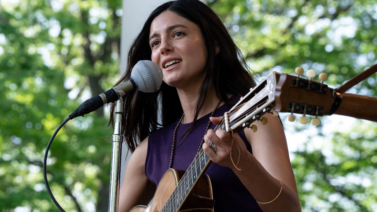 莫妮卡巴巴羅拍攝前不會彈吉他，坦言是硬著頭皮去演，沒想到效果極佳。（圖／迪士尼影業提供）