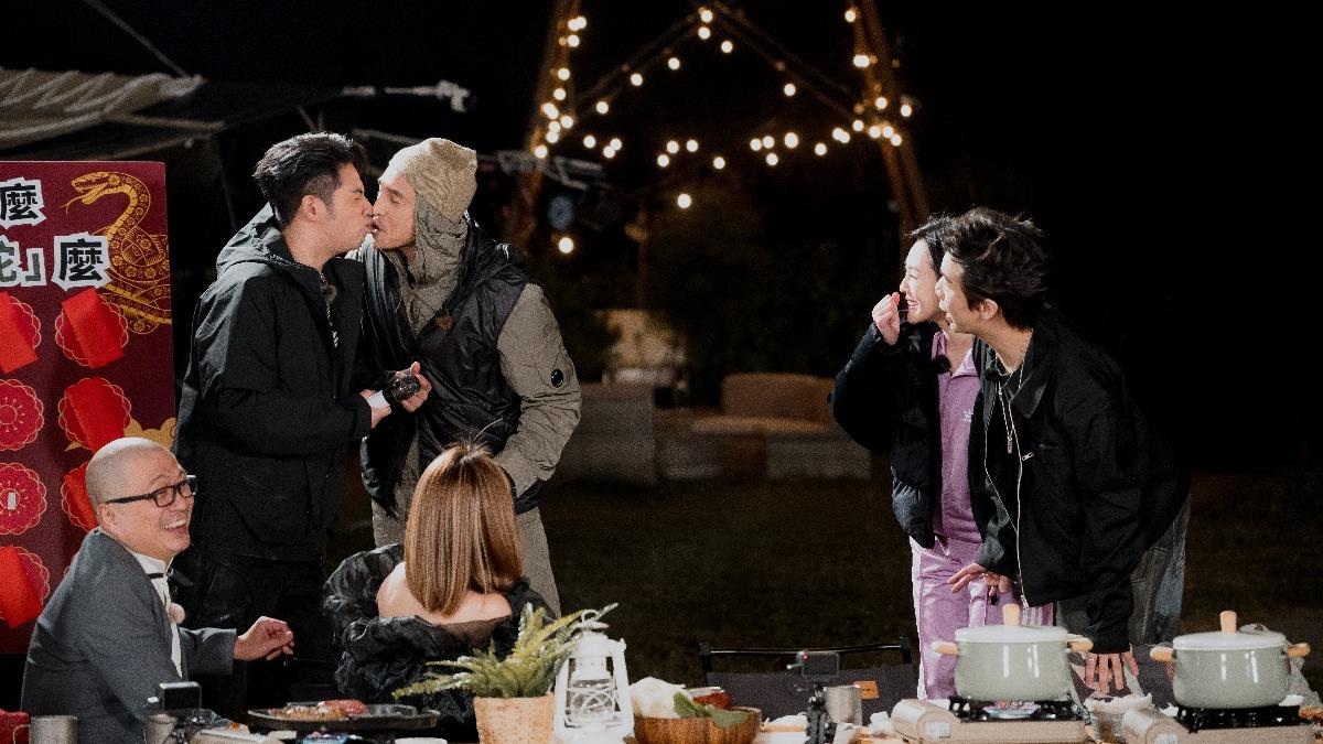 王少偉在節目中和鹿希派嘴對嘴玩遊戲。（圖／東森提供）