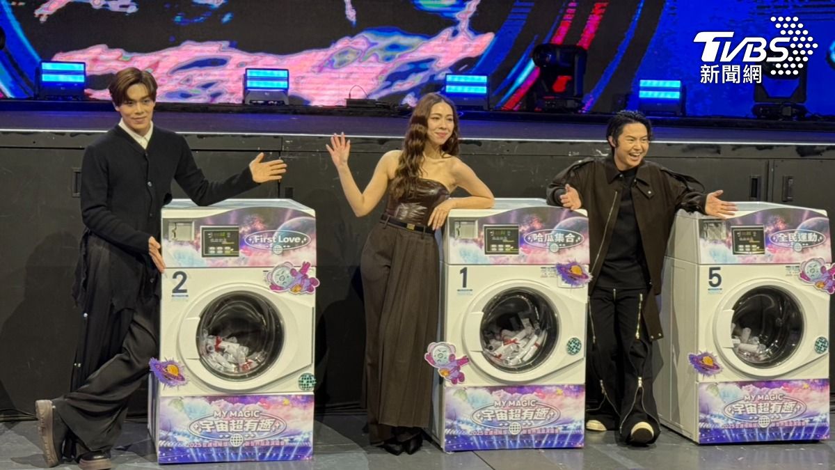 告五人從「滾動記憶之海」洗衣機裡抽出幸運粉絲。（圖／陳薈涵攝）