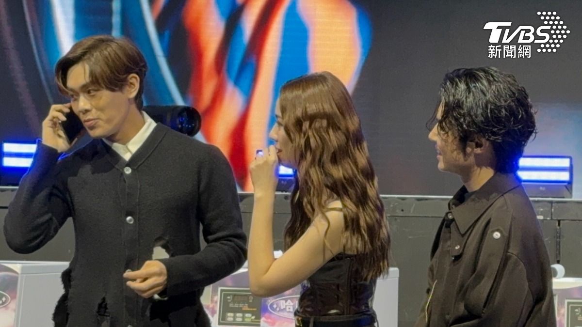 告五人和幸運粉絲通電話。（圖／陳薈涵攝）