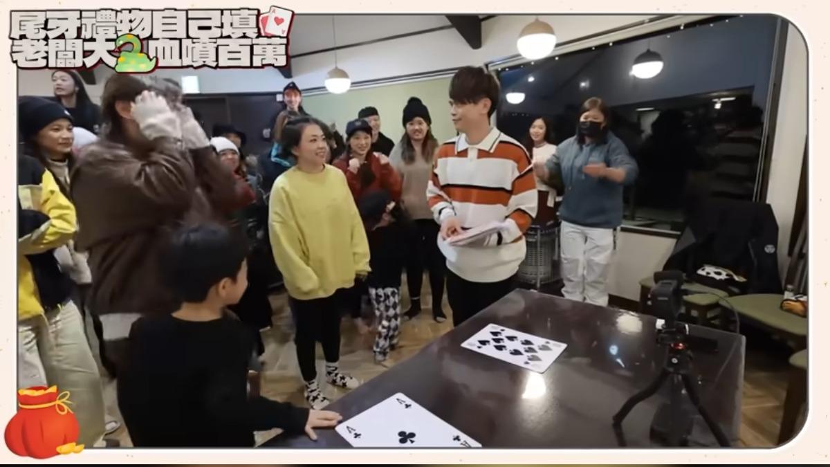 蔡阿嘎每年都跟員工玩射龍門遊戲，贏的人可領自填的禮物。（圖／翻攝自蔡阿嘎YT）