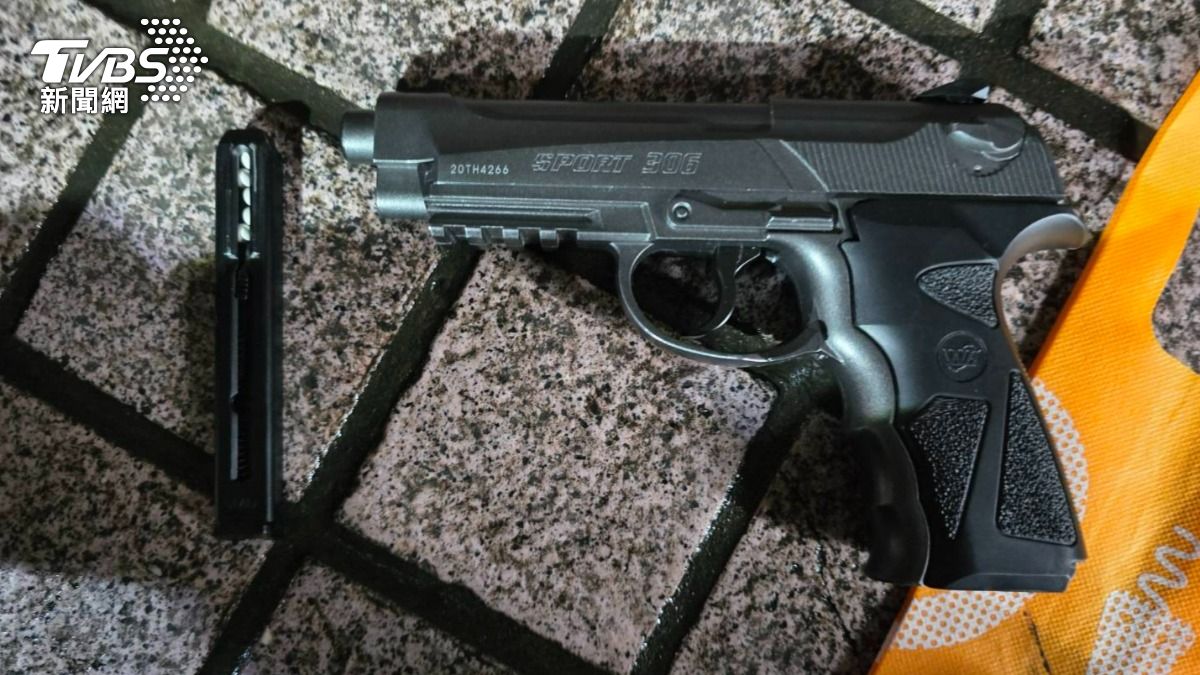 男子亮槍恐嚇。（圖／TVBS）