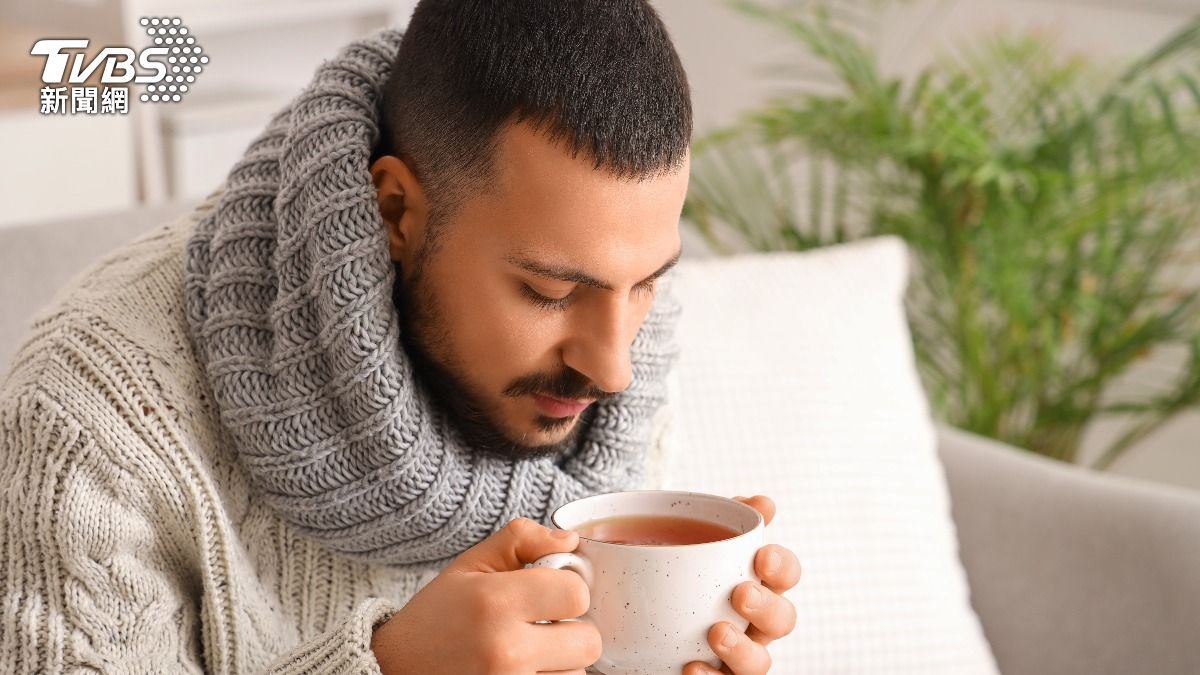 中醫師指出寒冷的天氣民眾不妨嘗試喝上一杯養生熱茶，能有效驅寒還養生。（示意圖／shutterstock達志影像）