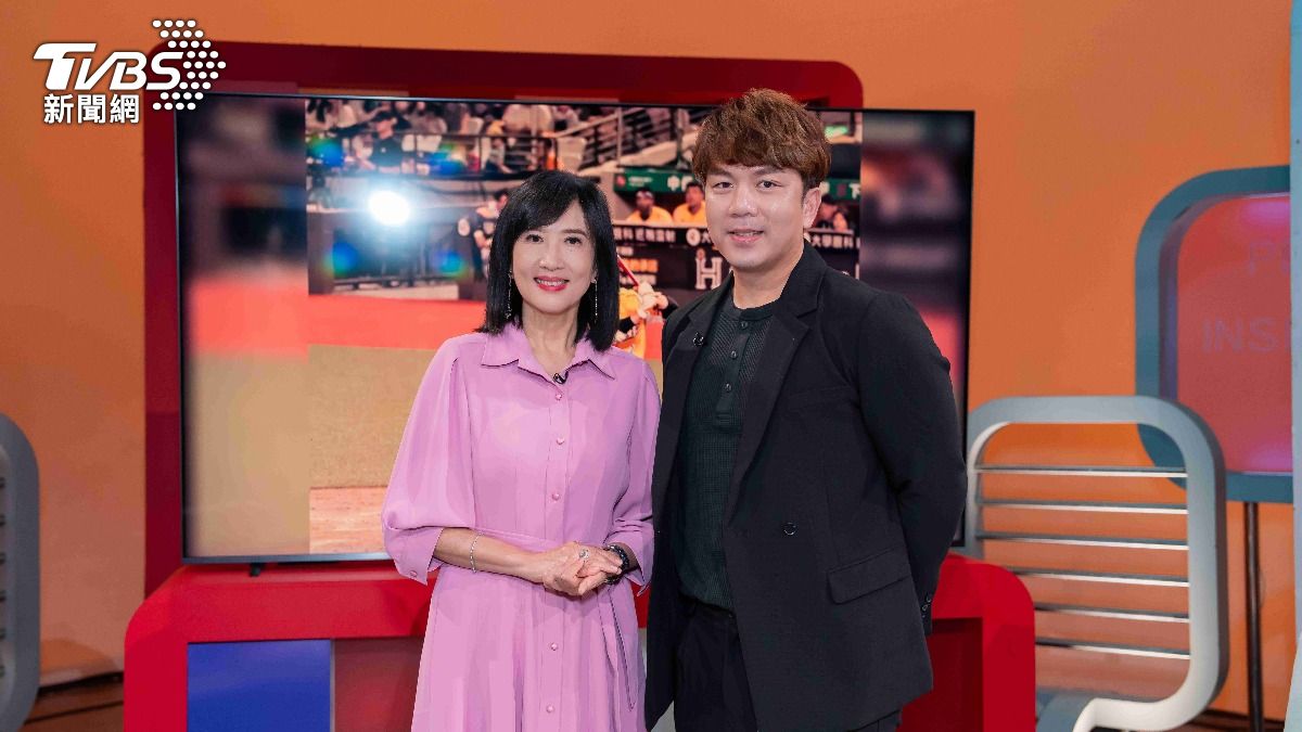 周思齊再度登上《TVBS看板人物》，笑喊退休生活都還在適應中，左為主持人方念華。（圖／TVBS）