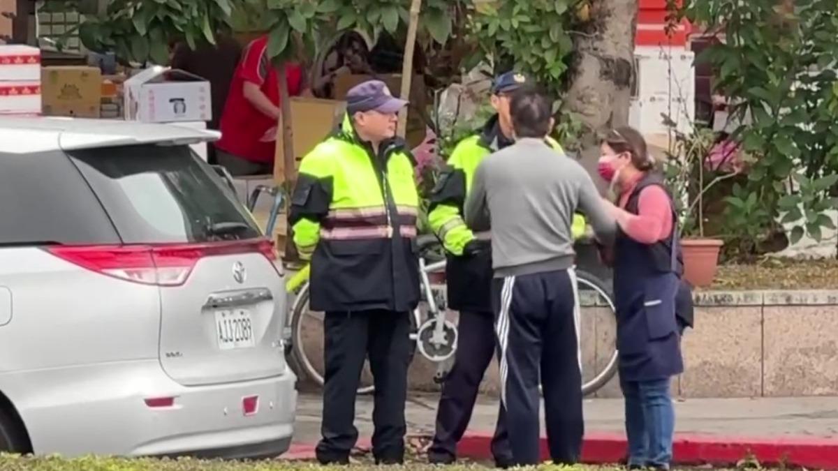 乃哥越講越激動一旁疑似水果攤老闆娘還出來勸說。（圖／翻攝Threads meeeeeeemeeeeee100000）