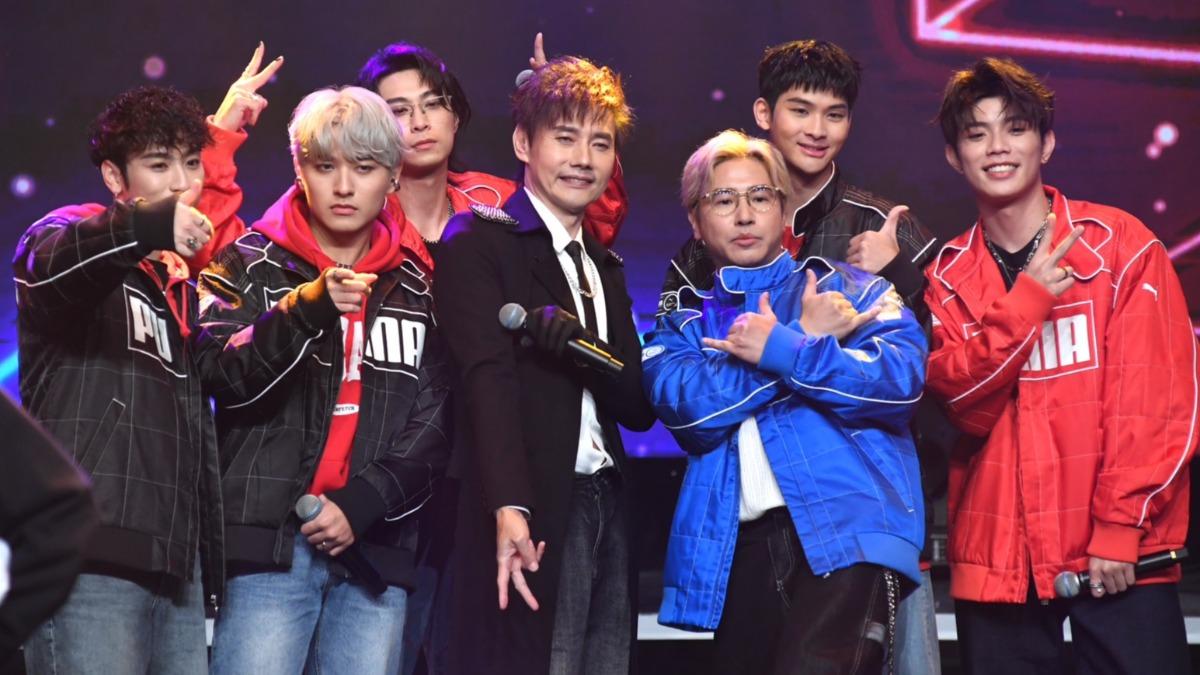 包偉銘（左二）相當敬業。（圖／華視提供）