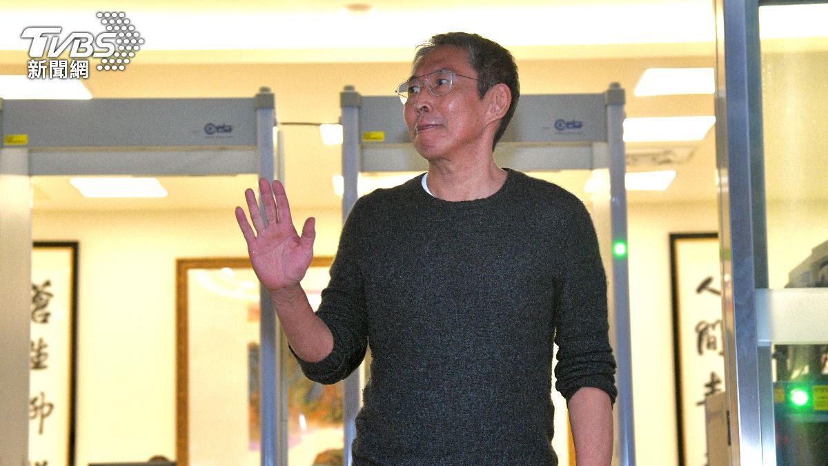 鈕承澤離開北檢時一改原先輕鬆態度，低調兩度鞠恭後未受訪離去。(圖／胡瑞麒攝)