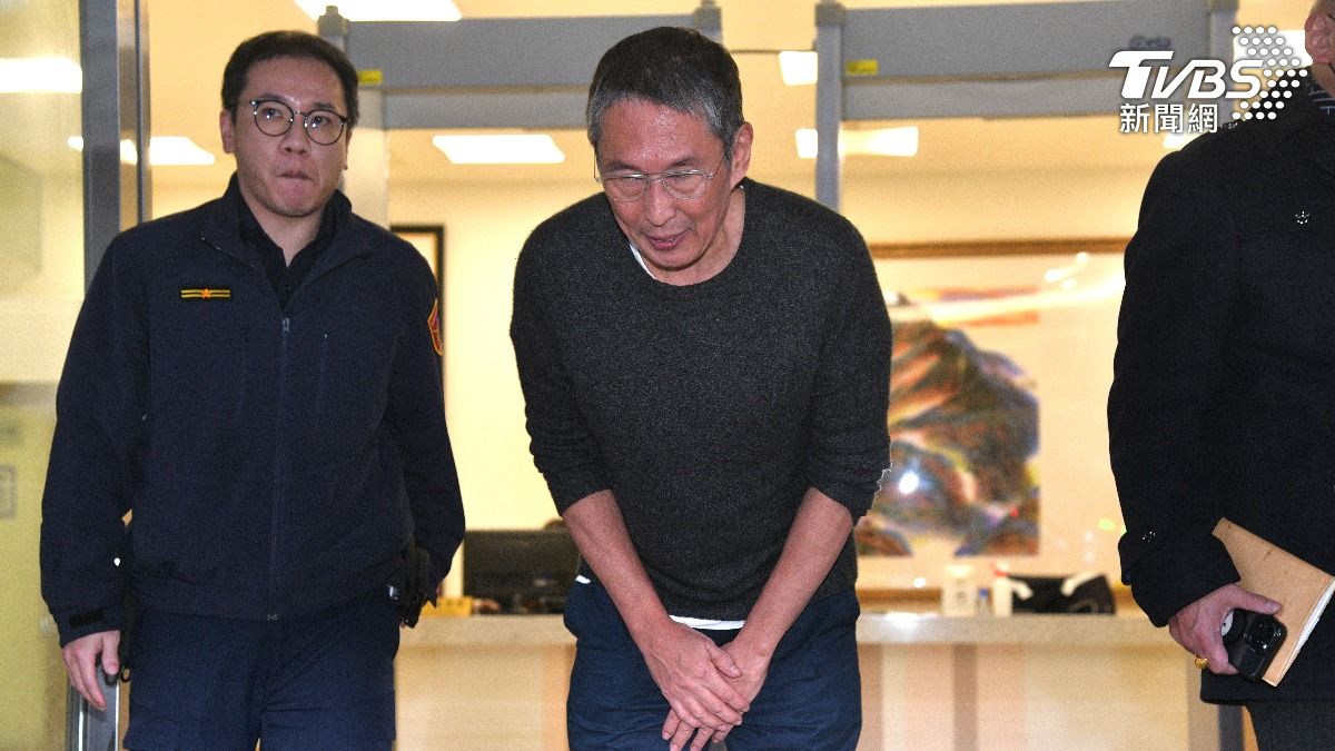 鈕承澤離開北檢時一改原先輕鬆態度，低調兩度鞠恭後未受訪離去。(圖／胡瑞麒攝)