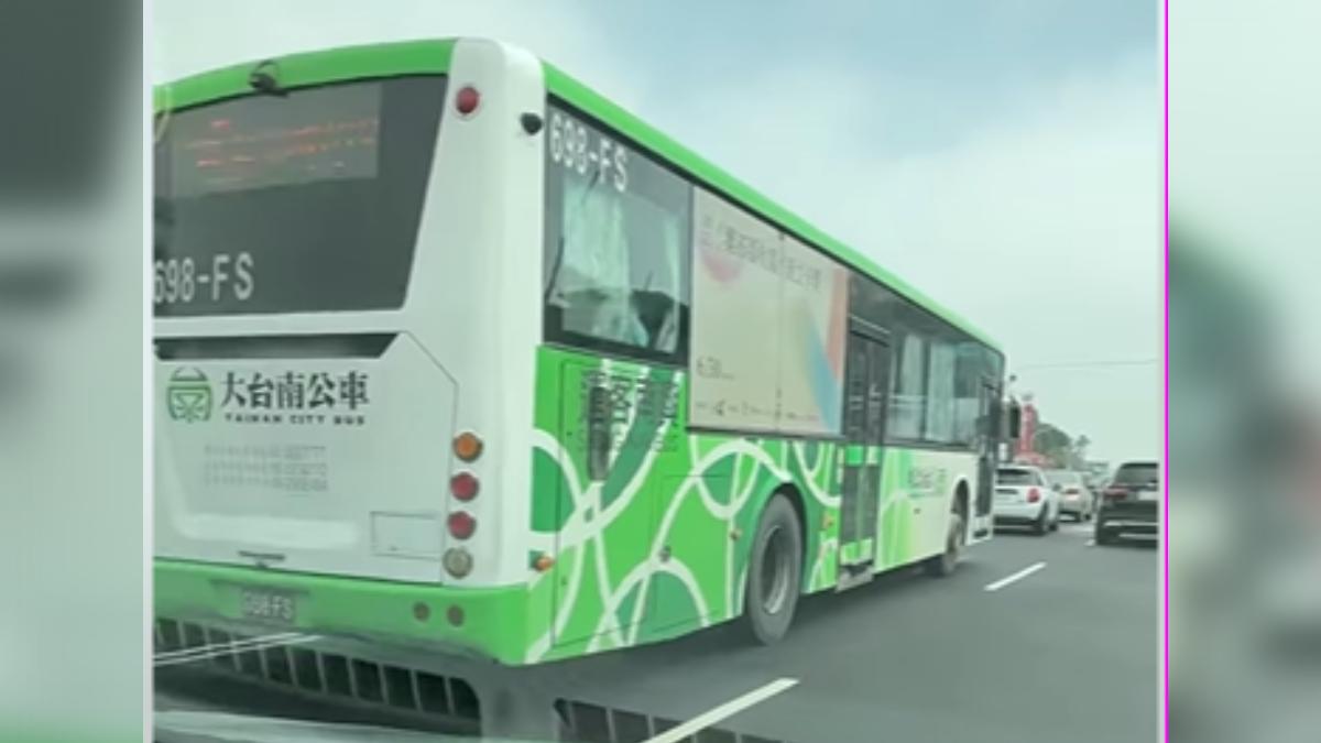 綠燈起步後，該輛公車立即逼近前車，還狂按喇叭，目擊用路人直接驚呆。（圖／翻攝自臉書「台南大小事」）
