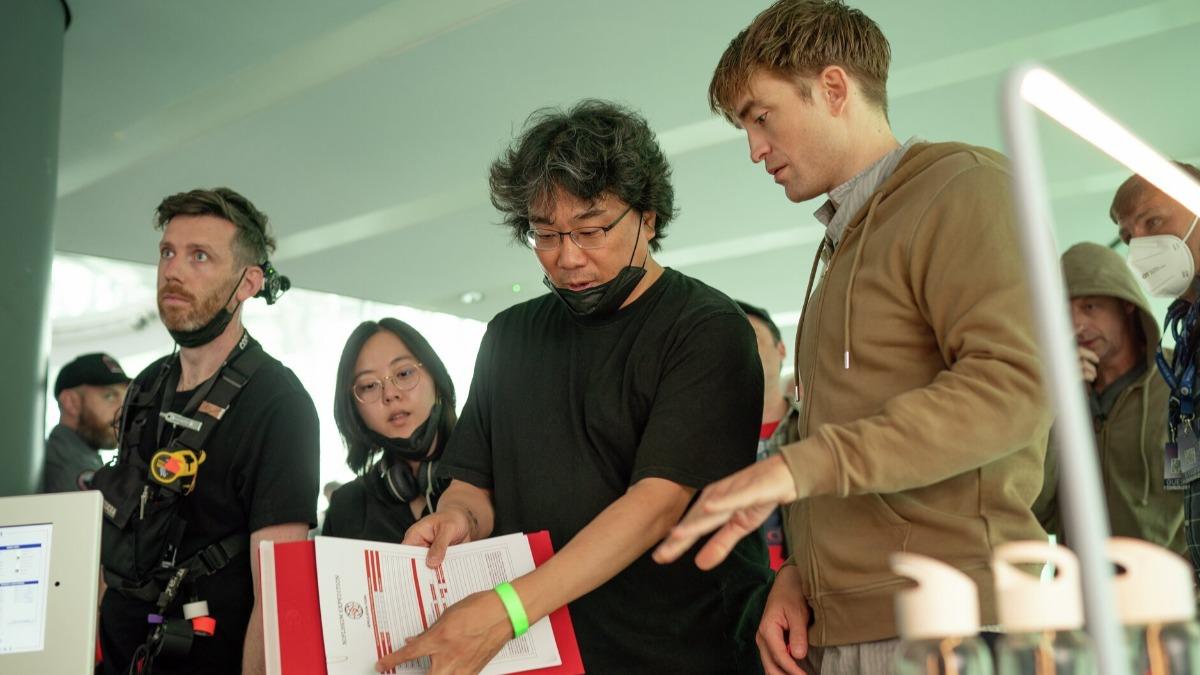 《寄生上流》名導奉俊昊找來羅伯派汀森合作。（圖／華納兄弟提供）