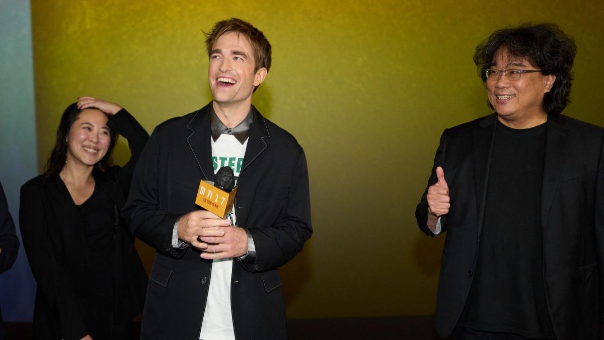 羅伯派汀森日前與奉俊昊一同出席首爾記者會。（圖／華納兄弟提供）