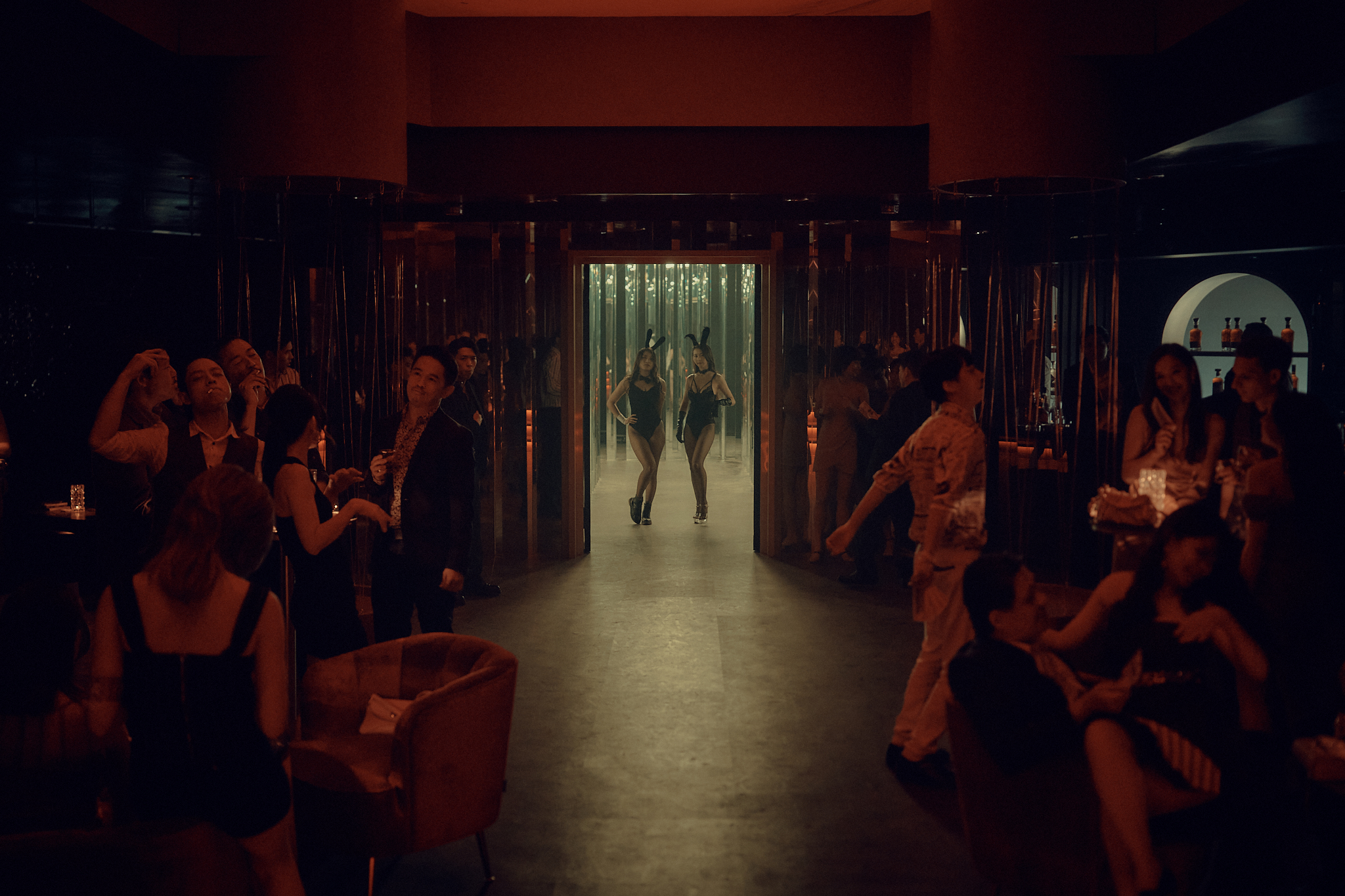 《死了一個娛樂女記者之後》搭建頂級招待所重現極樂派對。（圖／鏡文學提供）