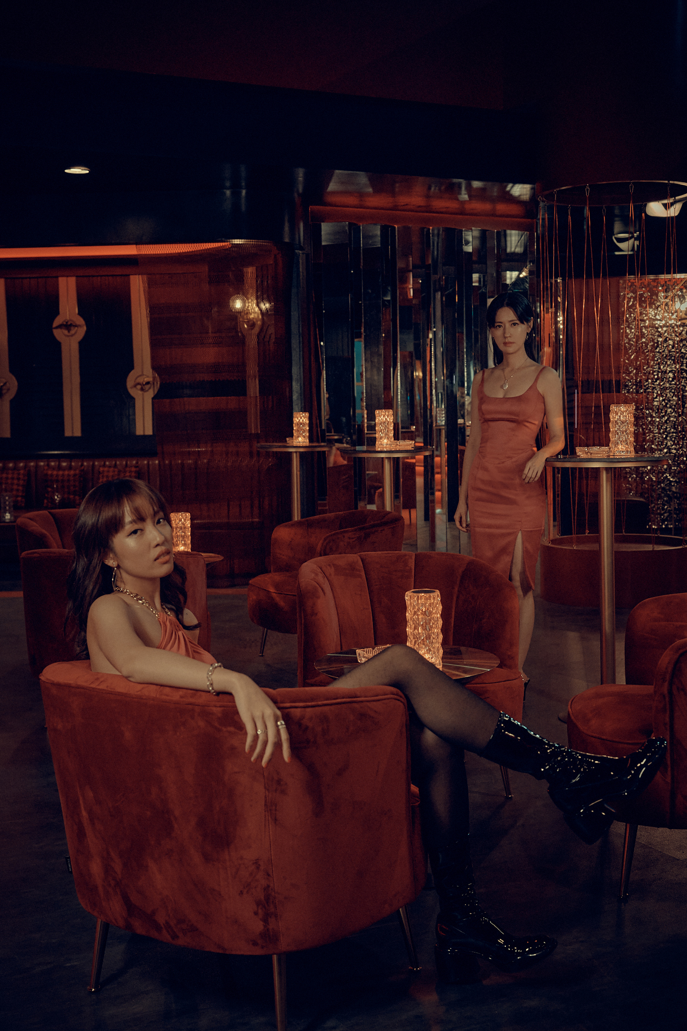 劇組搭建頂級招待所重現極樂派對，林予晞、王渝萱皆火辣變裝輪流潛入。（圖／鏡文學提供）