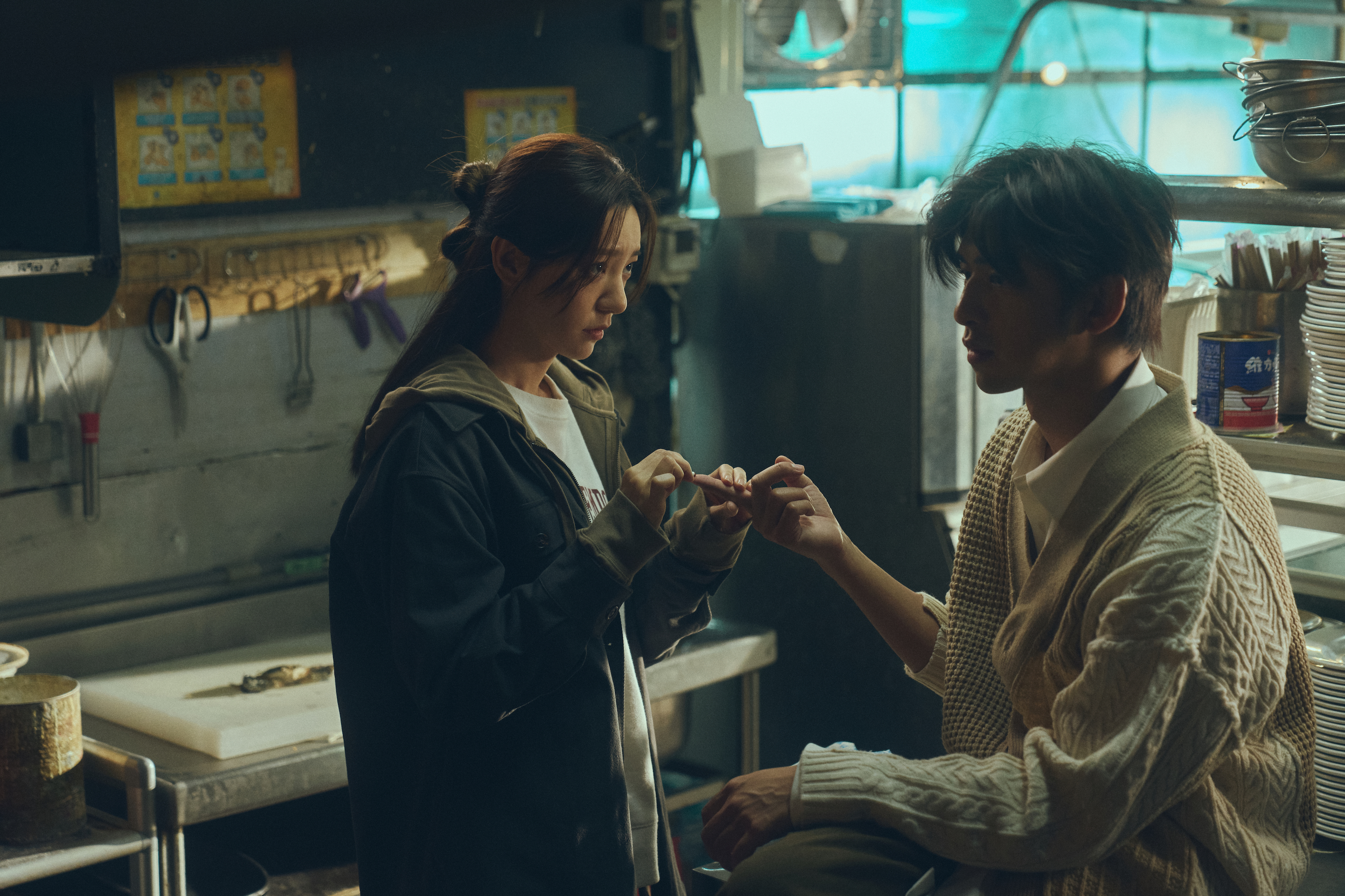 郭雪芙（左）細心幫陳柏霖貼上OK繃。（圖／大川大立提供）