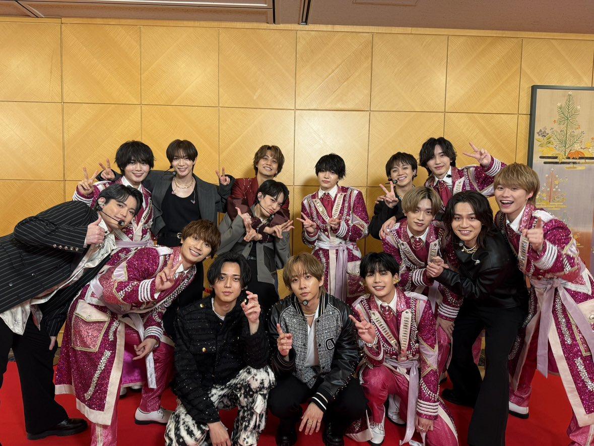 King & Prince與浪花男子（紫紅色系服裝）、Travis Japan（黑色系服裝）合照。（圖／翻攝自kp_official0523推特）